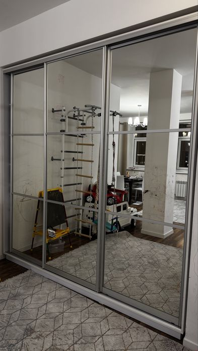 Встроенный зеркальный шкаф купе