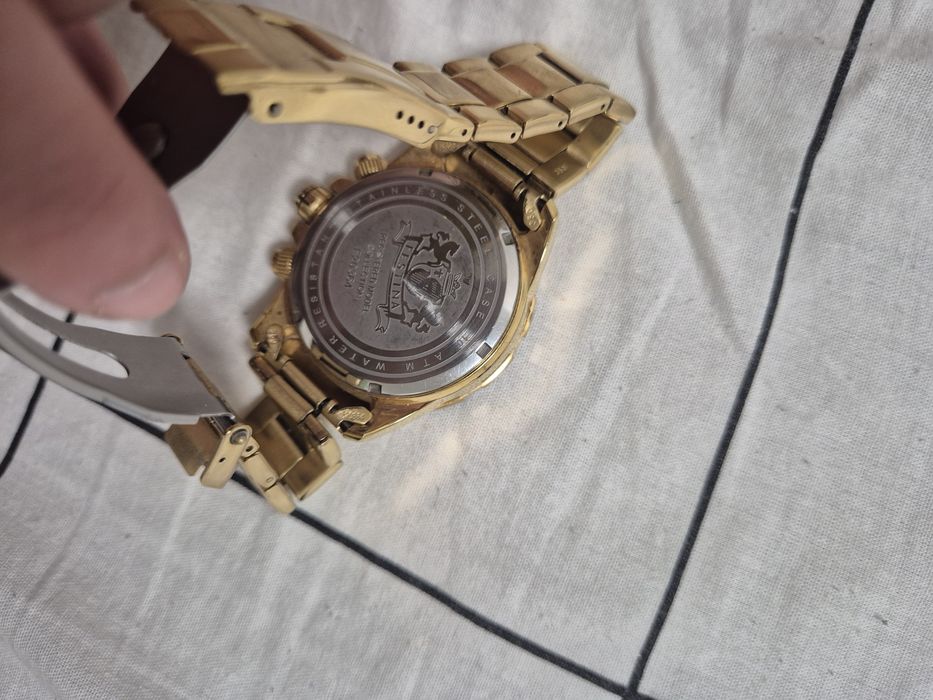 Vând doua ceasuri Festina originale .. la primul dețin și cutia,funcționează perfect, rezistent la apa(100m adancime) mai multe detalii in privat