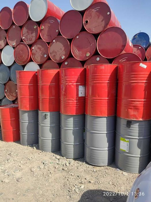 Бочки 200 литровые красные синие подберём любые цветы