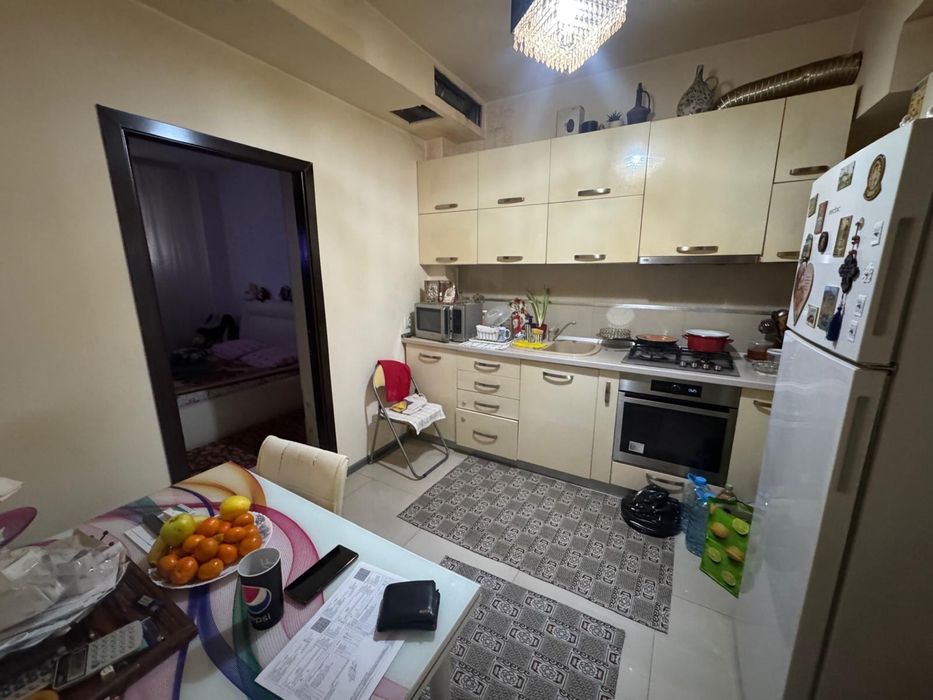 Vand Garsoniera la demisol