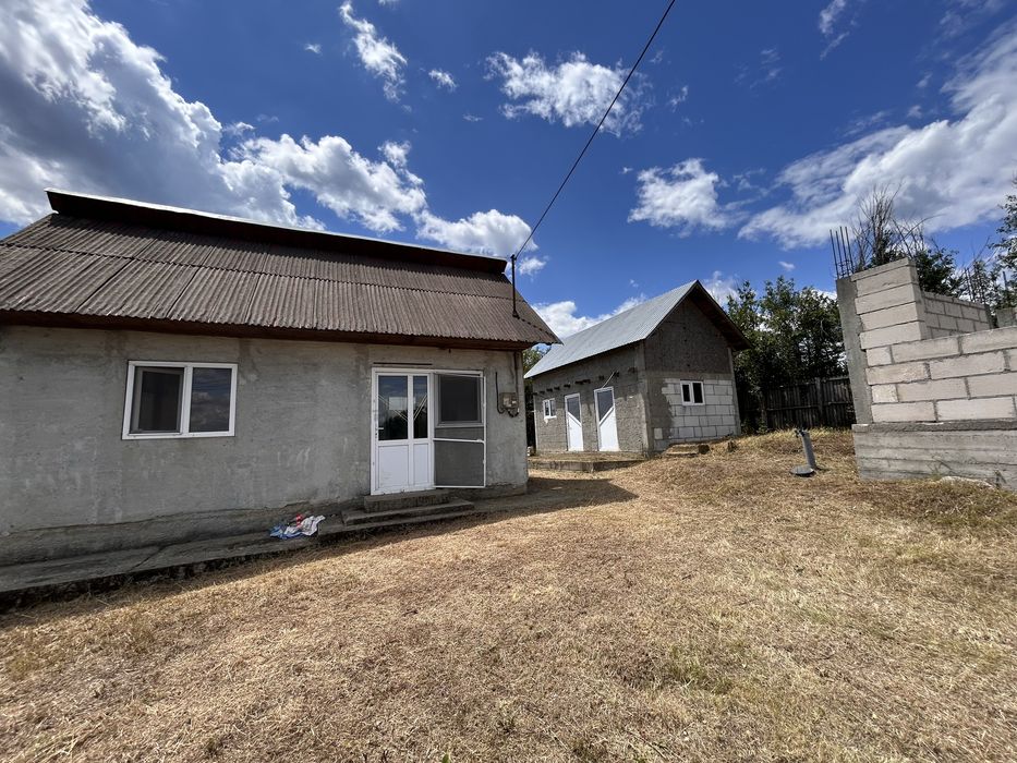 Casa si teren de vanzare