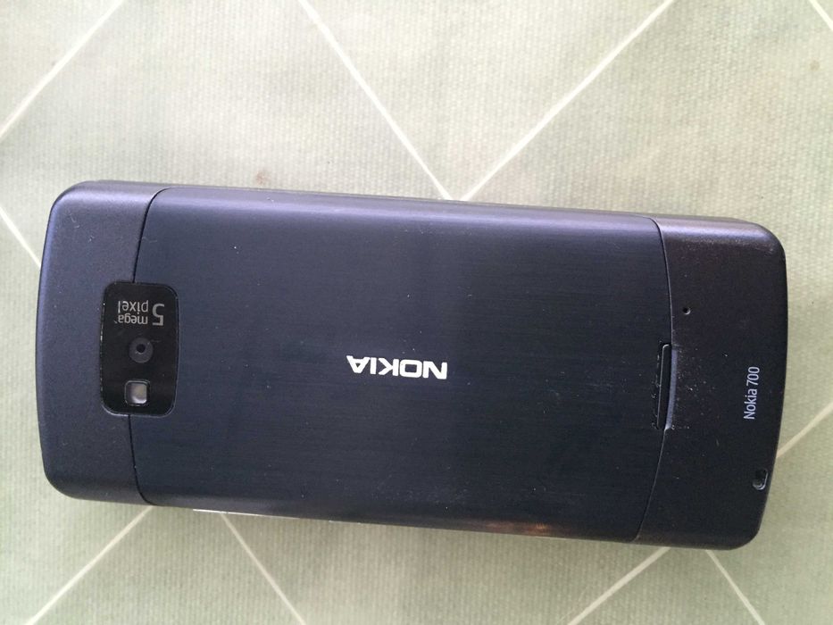 Продавам мобилен телефон NOKIA 700 ,цвят сив, с камера 5 МР