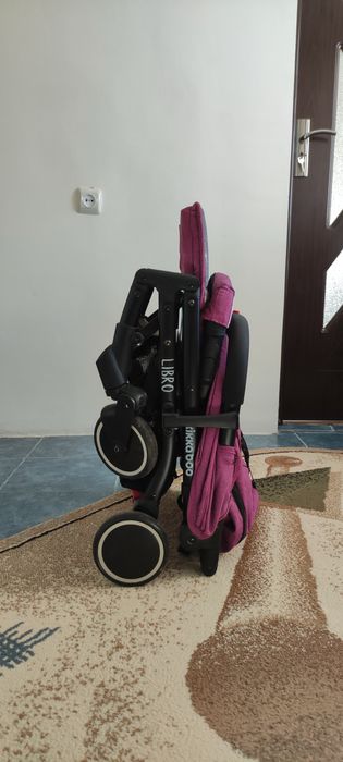 Carucior pentru copii.  Pliabil, tip troler.