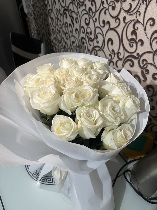 Белые розы 21 штук