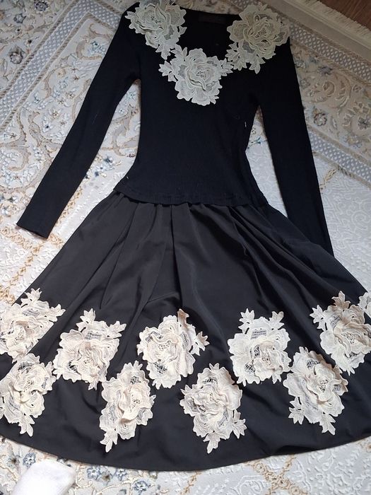платье с цветочками,чёрное