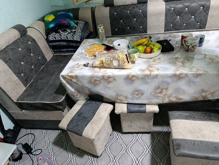 Уголок сотилади, продается уголок