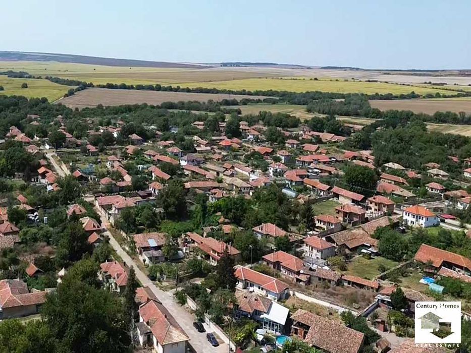 16279 Двуетажна къща с просторен двор, гараж и стопанска постройка в с. Никюп, само на 25 км. от Велико Търново