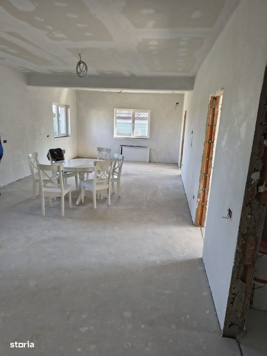 Casă nouă cu 4 camere în zonă liniștită