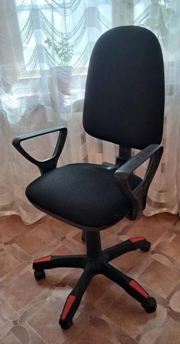 Офисное кресло многофункциональное