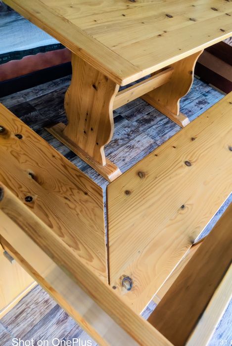 Colț de lemn și masă