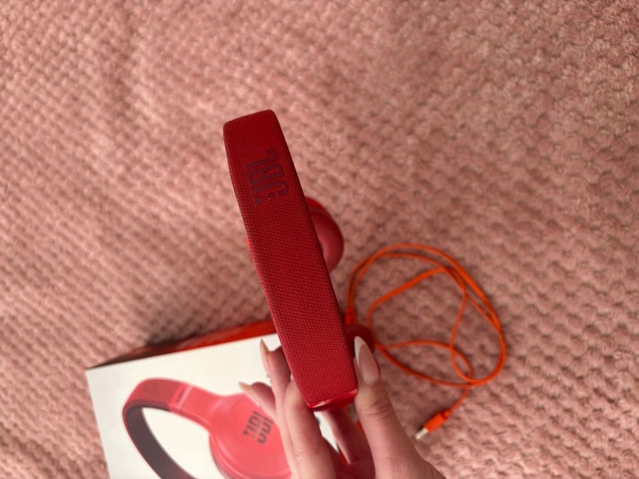 JBL червени слушалки