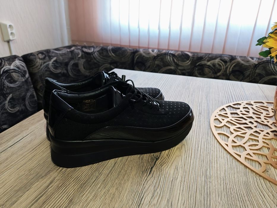 Продавам пролетни обувки