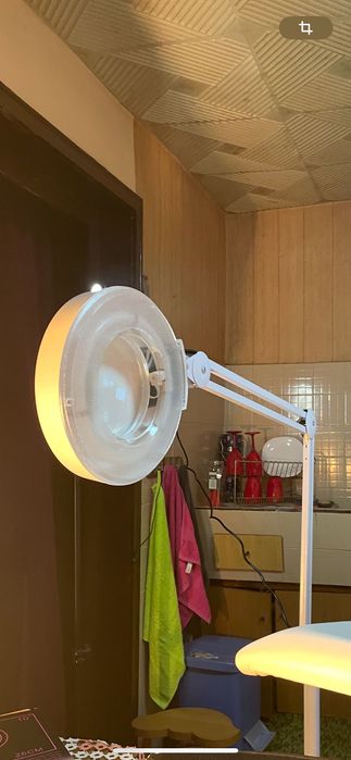 Кушетка и козметична лампа