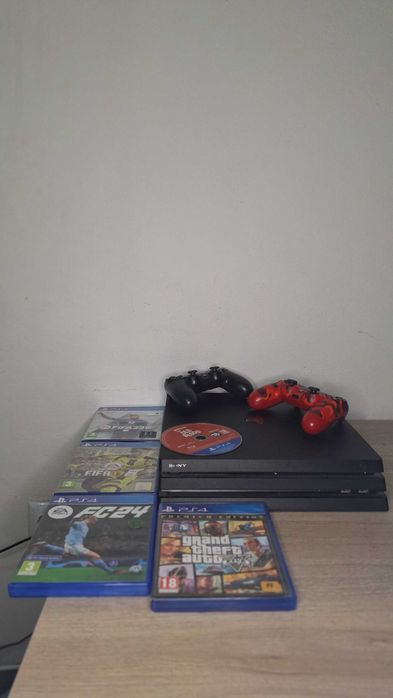 Ps4 pro с 4 игри и 2 джойстика