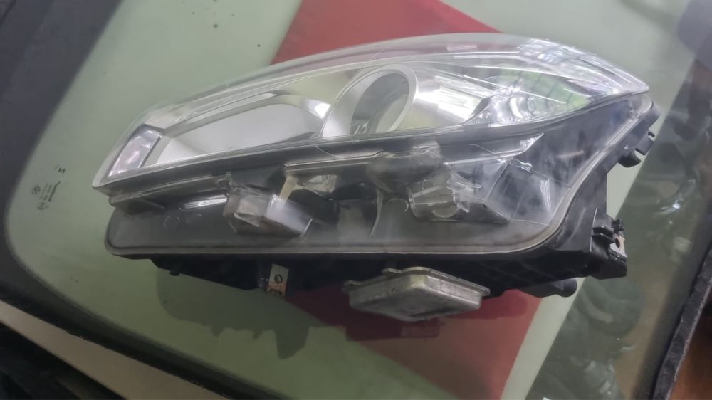Far stanga Nissan Qashqai 2012 xenon, complet