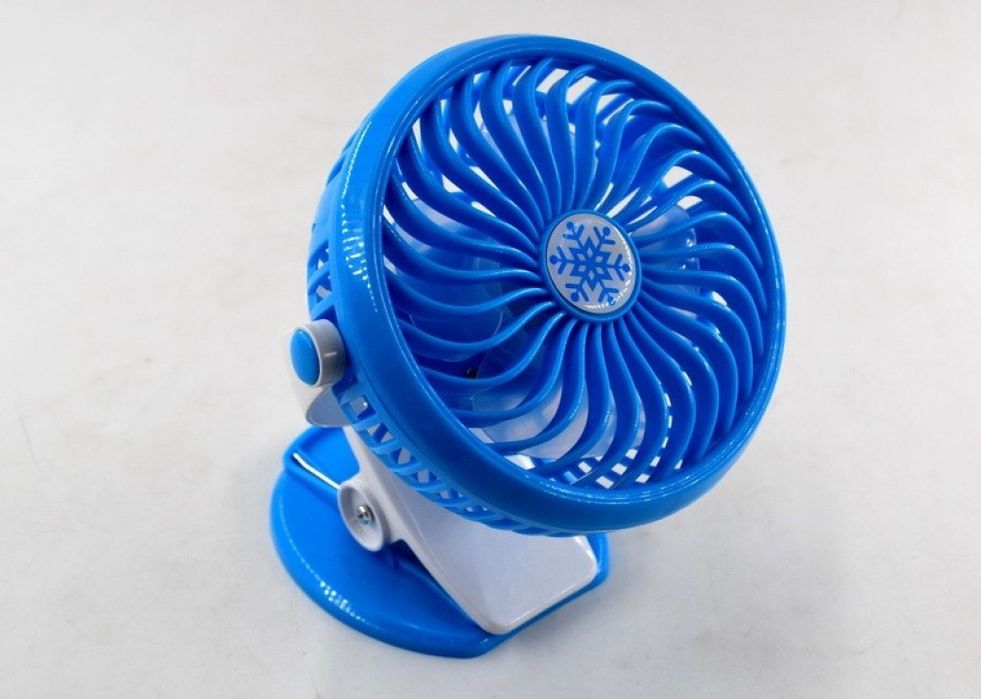 Вентилатор с USB захранване и щипка за закачане на различни места