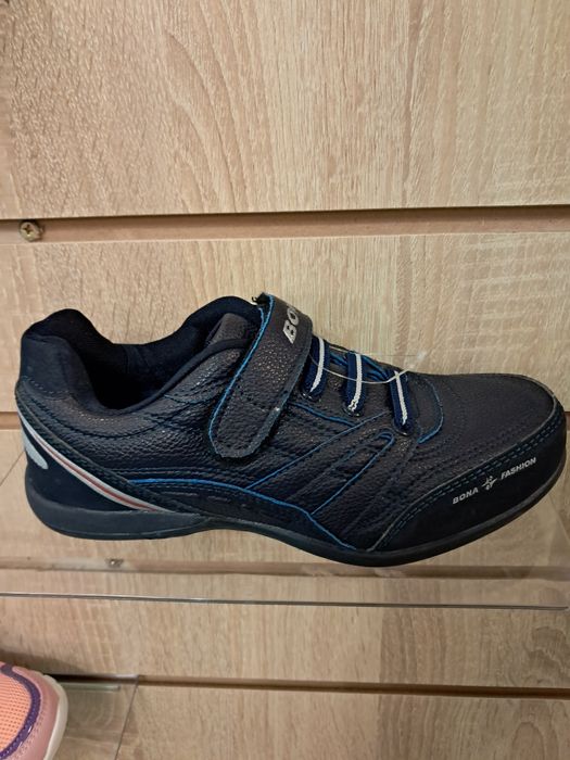 Спортивные туфли.