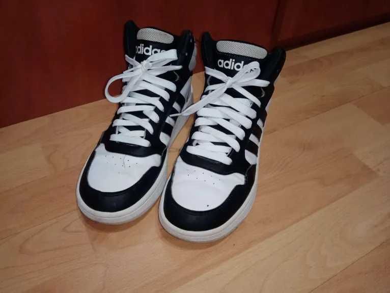 Pantofi marca Adidas