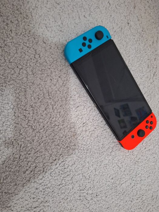 Nintendo switch OLED ca nou cu niste jocuri daca dorit