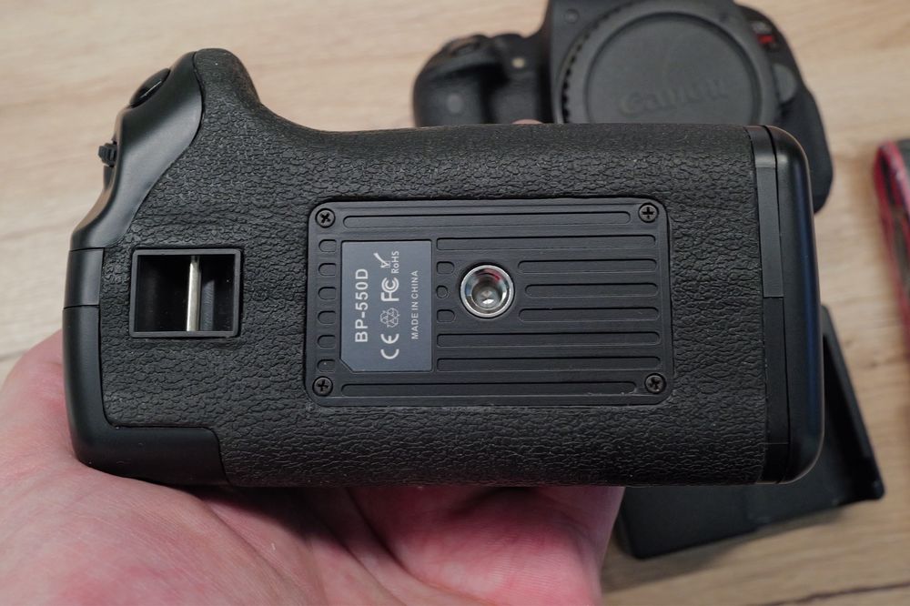 Aparat foto Nou Canon X7i Kiss 700D cu 5 cadre Grip DSLR Touchscreen