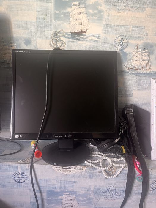 Мониторы lG-2 штуки. В отличном состояние