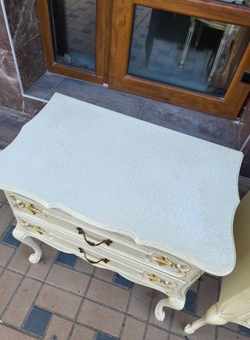 Красиви дървени винтидж шкафчета