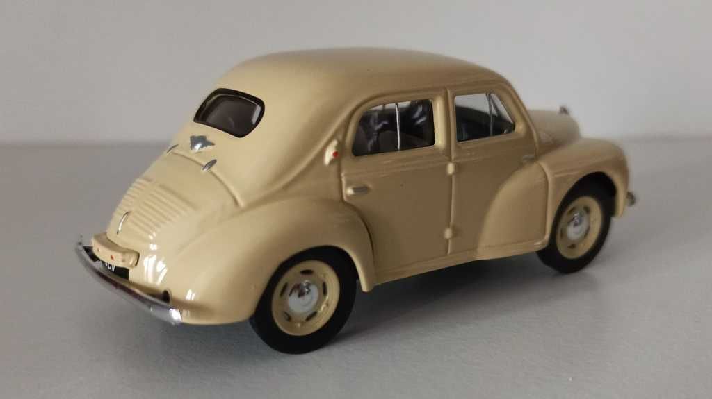 Macheta Renault 4CV 1946 bej - Norev 1/43 Bucuresti Sectorul 2 •