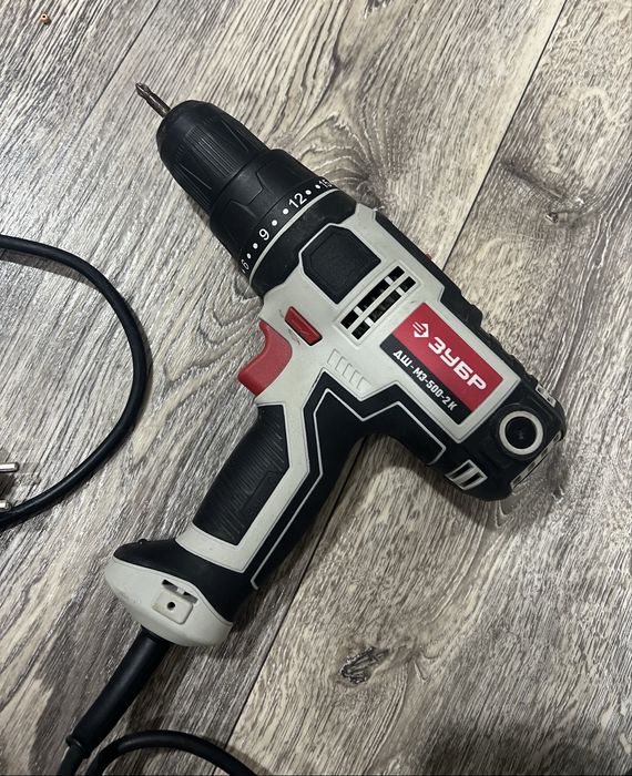 Продаю шуруповерт Зубр