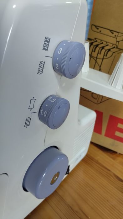 Продам оверлок Janome