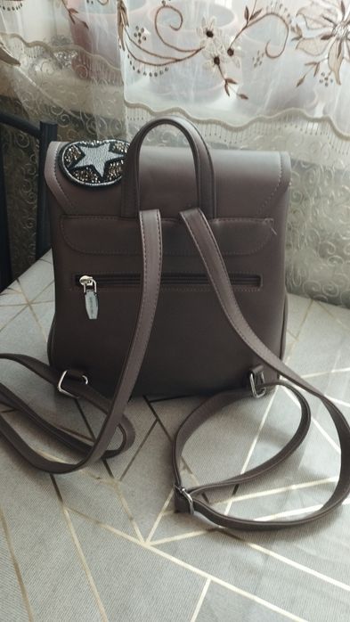 Рюкзак в отличном состоянии серый