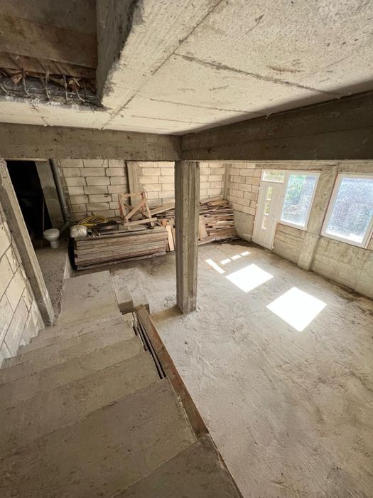 Casa+teren 6 camere+4 băi zona Pucioasa