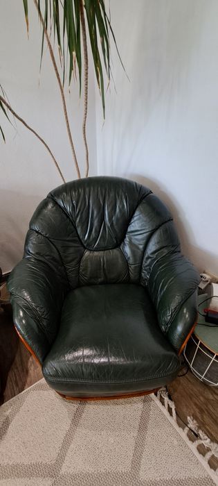 Canapea piele cu doua fotolii piele si masa lemn masiv