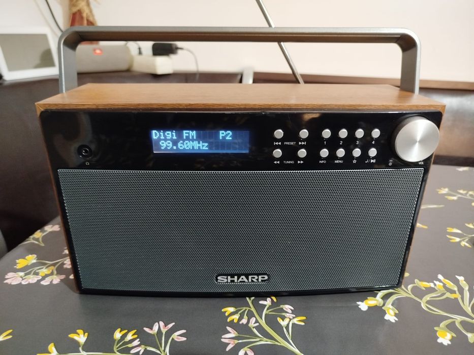 Radio stereo Sharp lemn cu Bluetooth , DAB si FM , autoscan si Rds