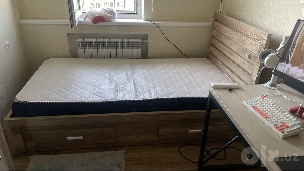 Кровать с полками