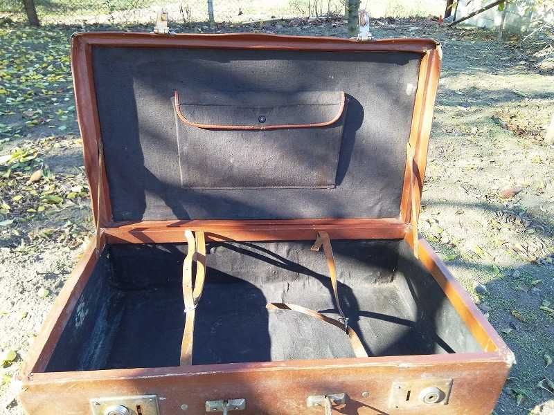 Стар антикварен куфар и старо конопено въже