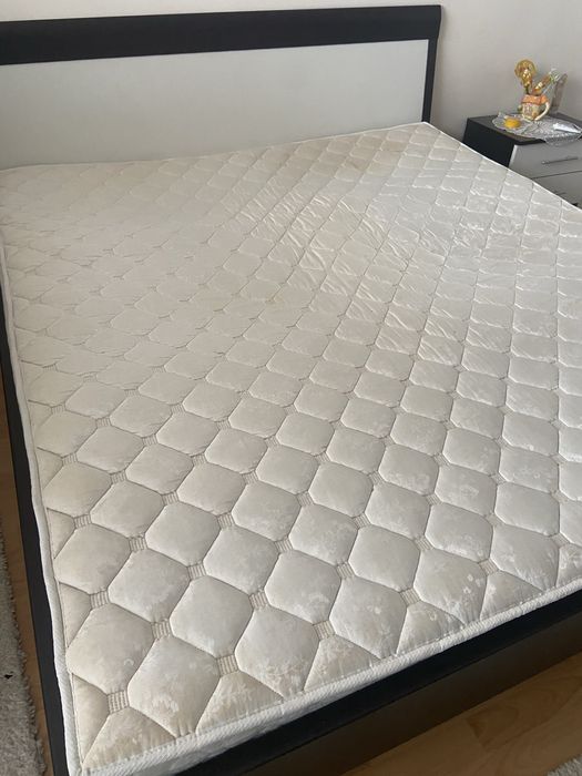 Продавам  матрак с размери 1,8 м  ширина /2 м   държина . Използван.