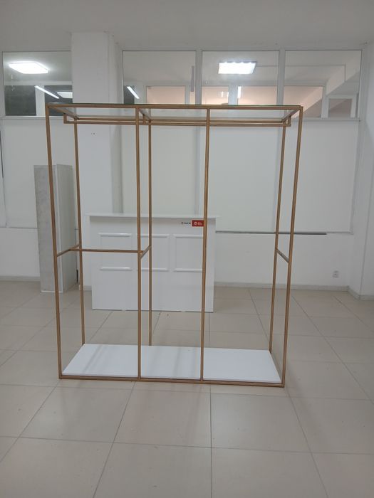 Вешалки, стеллажи.