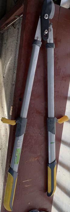 Foarfecă pentru tăiat arbusti sau crengi.