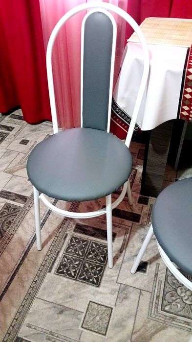 Стулья новые бордовые и серые