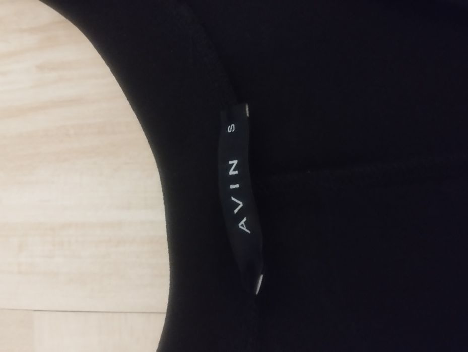 Avin рокля с емблема