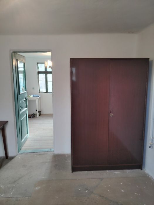 Închiriez casă cu teren (5 camere + baie + bucătărie)