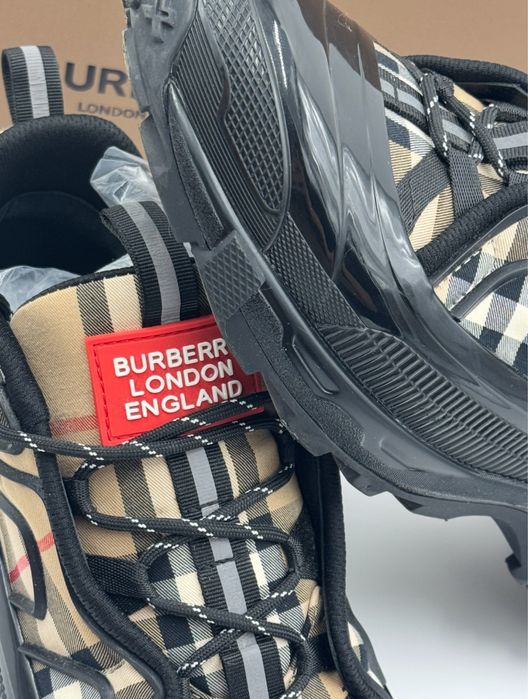Обувки Burberry.