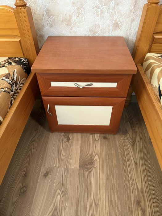Дървени нощни шкафчета
