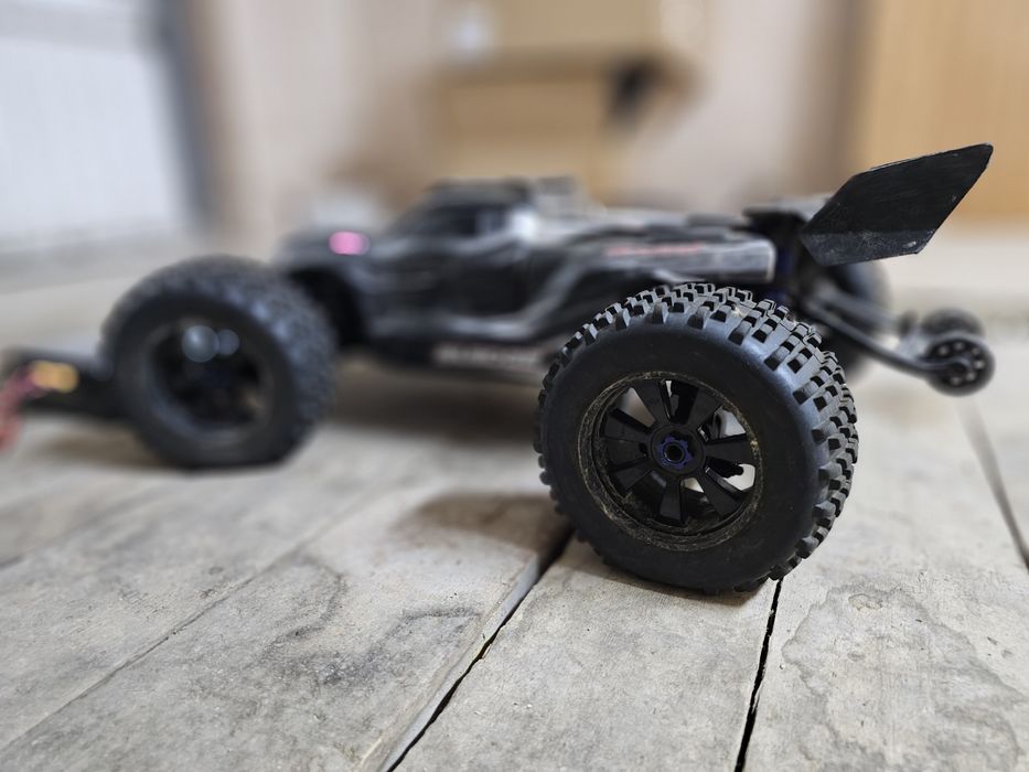 Traxxas Sledge 6s , зарядно и батерии