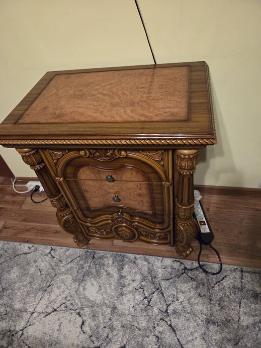 Mobila de dormitor din lemn masiv