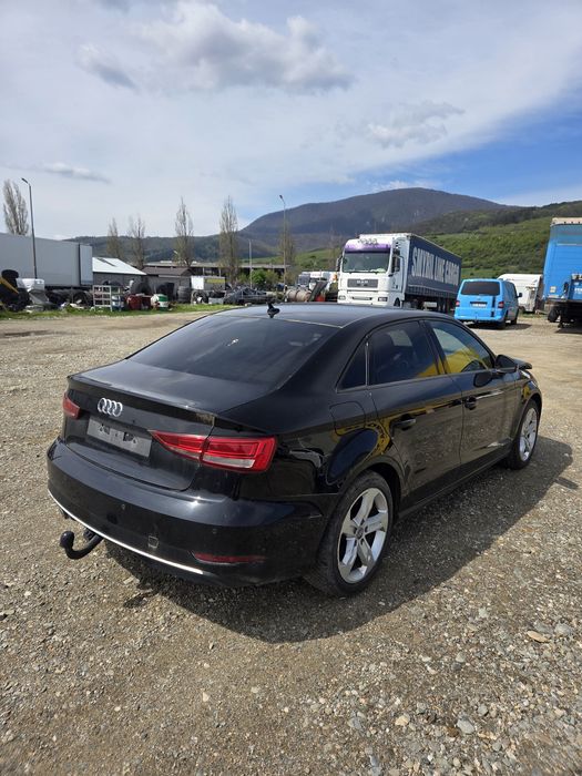 Audi A3 sedan 2018 usor avariat