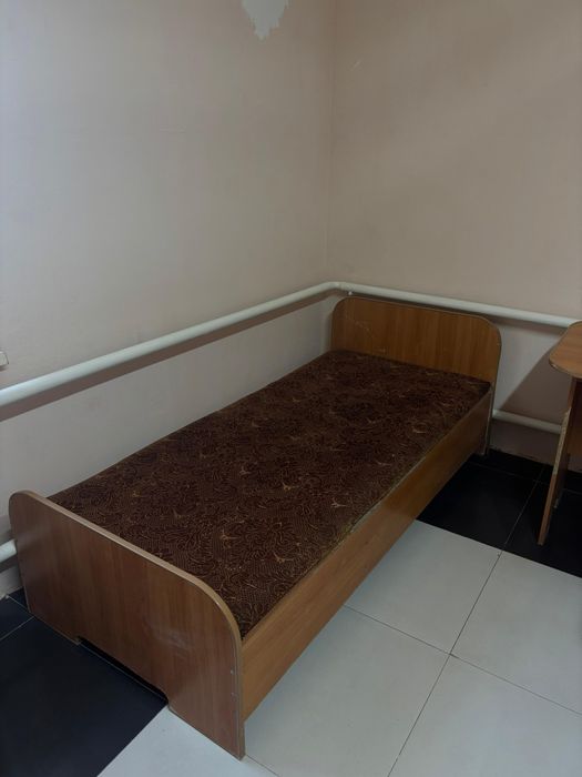 Продам кровать и вешалку