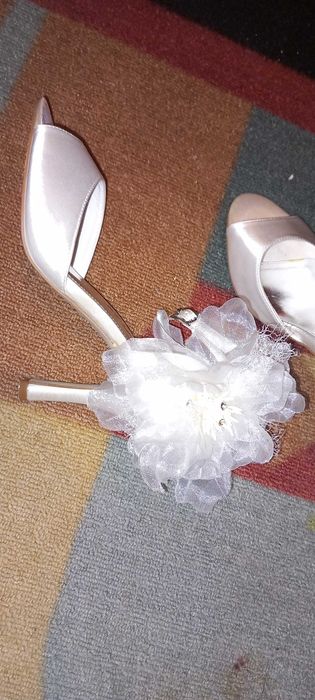 Бели сватбени обувки