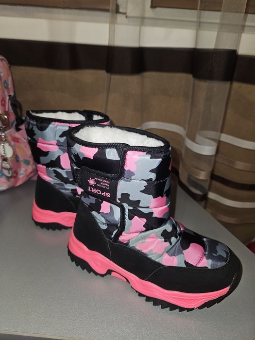 Два чифта детски ботуши нови