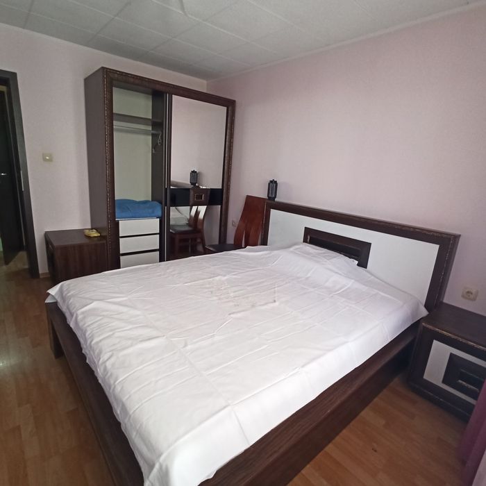 Агенция Селект предлага разкошен,светъл четиристаен апартамент,монолит